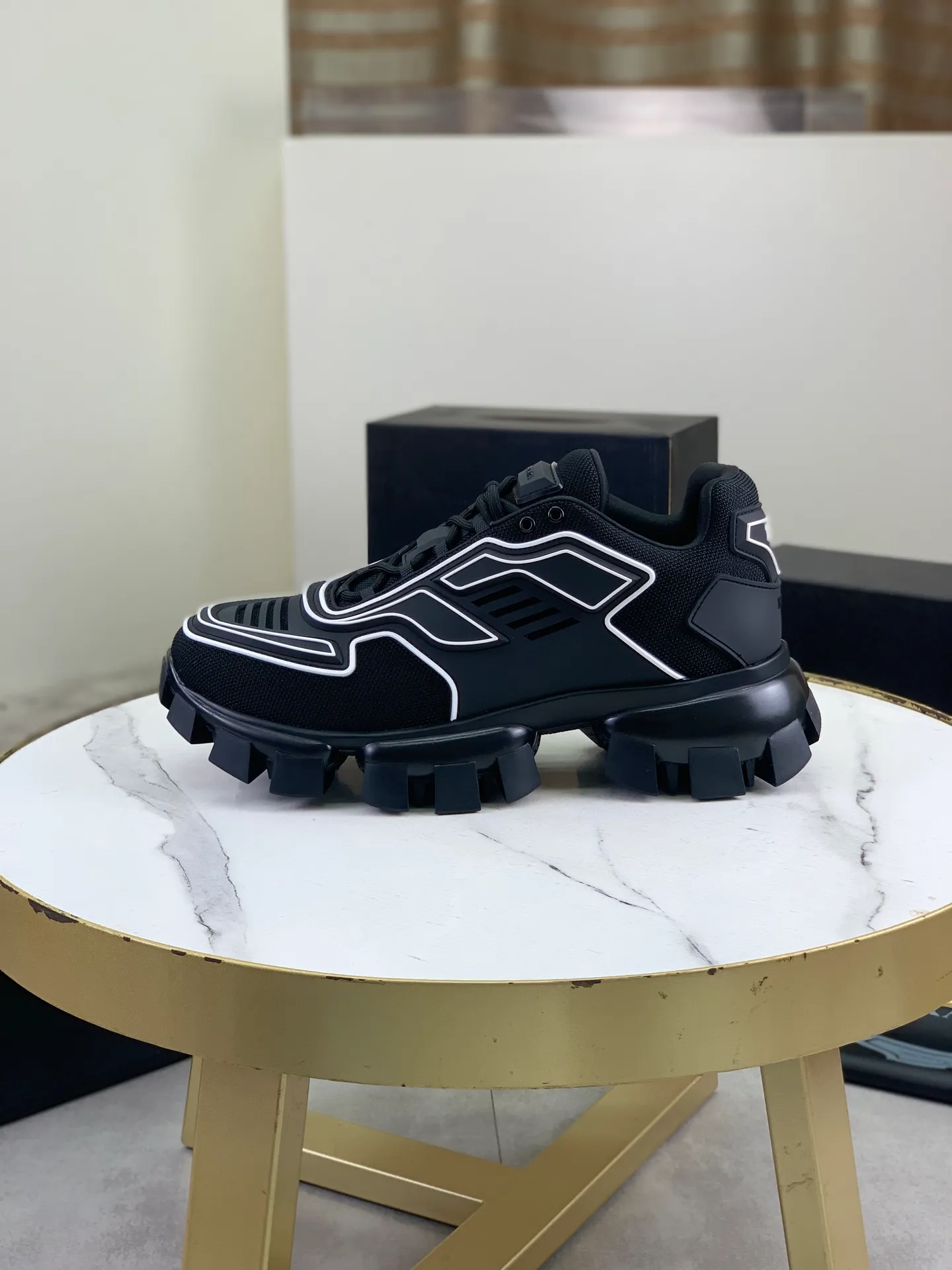 Factory price P660 top version PRADA Dark Punk Martin Rock Tank Mecha Hardcore Fighting Shoes ☑️ A century-old brand, the unique hardcore design has entered the public eye. The tank element is used as the sole design, subverting conventions, breaking the monotony and dullness, lighting up the overall shape, attracting attention, and achieving a meaningless appearance. With its hard-core styling and metal accessories full of design, it unleashes an unruly punk spirit, interprets a unique and iconic style, and demonstrates the leadership level of its pioneer originator in the field of thick-soled shoes. It is the nirvana darling of major fashion weeks. 📣📣The ultra-light foam outsole solves the problem of bulkiness and is suitable for those who know the difference. ✅Fabric: Original splicing design and production ✅Inner: Original lining➕Cow leather insole. ✅Original foam combination outsole with 8cm heel height and super light weight. ✅Code number: Female 35-39 (40 is customized and non-refundable) Male 39-45 (46 and 47 are customized and non-refundable) Full package at the counter